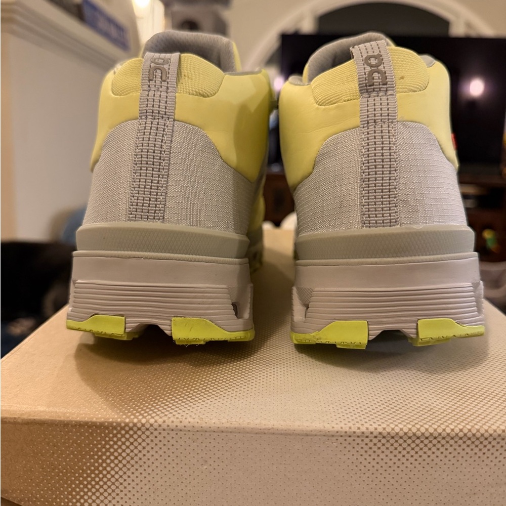 On Cloudventure Waterproof Mid Hiking Shoe - Lime/Gray-size 9 woman’s NEW - Picture 5 of 9